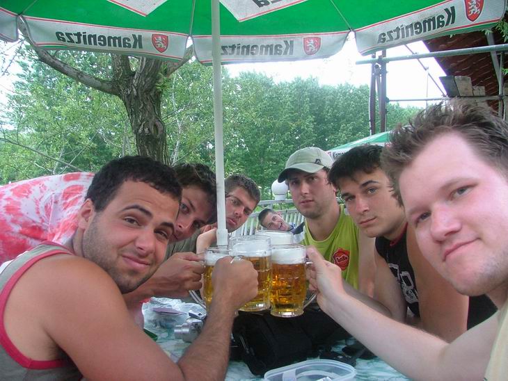 Tady to vypadá na dalšího přisránka, bohužel ( bohudík ) neměl loď. Jinak zde už byly vyměněny posádky(Jen doplnim:D...Naše jediná hospoda kde sme zašli na točený:))..Kamenitza nebyla špatná a restaurace byla hned u řeky...takže jasná věc:D) 