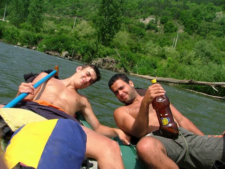 Ondra:"Tudle serii fotek si okomentuj sám:D já sem ji bohužel strávil s vojtou tří hodinovym čekáním na vlak"...jojo...je to tak...klukum bohužel bouchla na sluníčku lod a tak posledních 10 km(naštěstí) museli dojet vlakem...