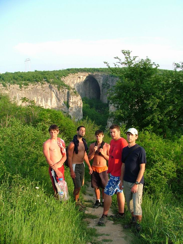 Za námi Cave Prohodna, nevypadá moc velice co?