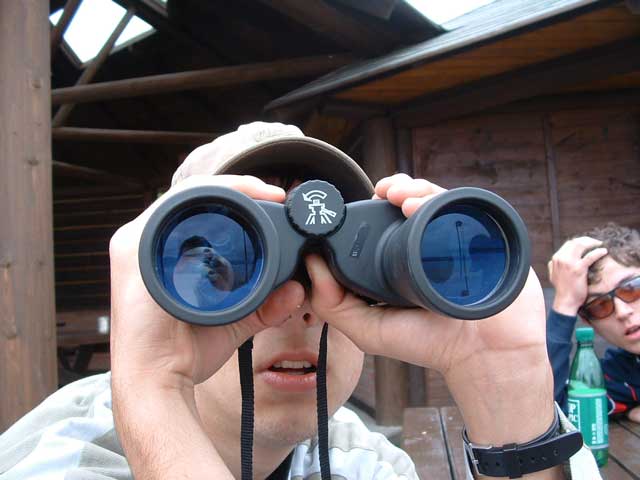 Ráďa bedlivě sleduje okolí.