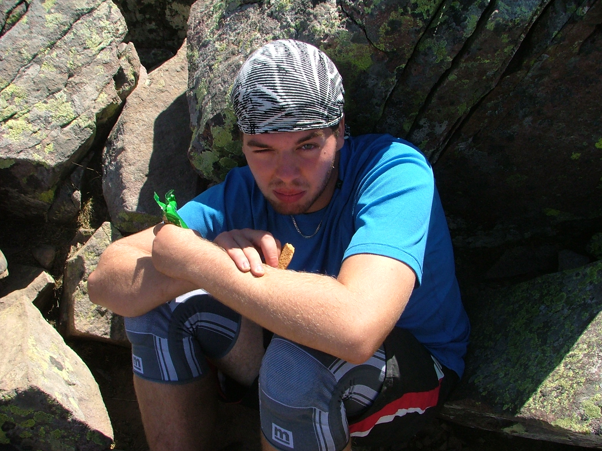 No a ondra už tak nadšenej nebyl...a hned jak dorazil sebou fláknul na zem a takhle seděl...musel sem ho trochu povzbudit a po pár ranách trekovou holí už začal i trochu komunikovat:)))))...no došla krize na sedláky:D