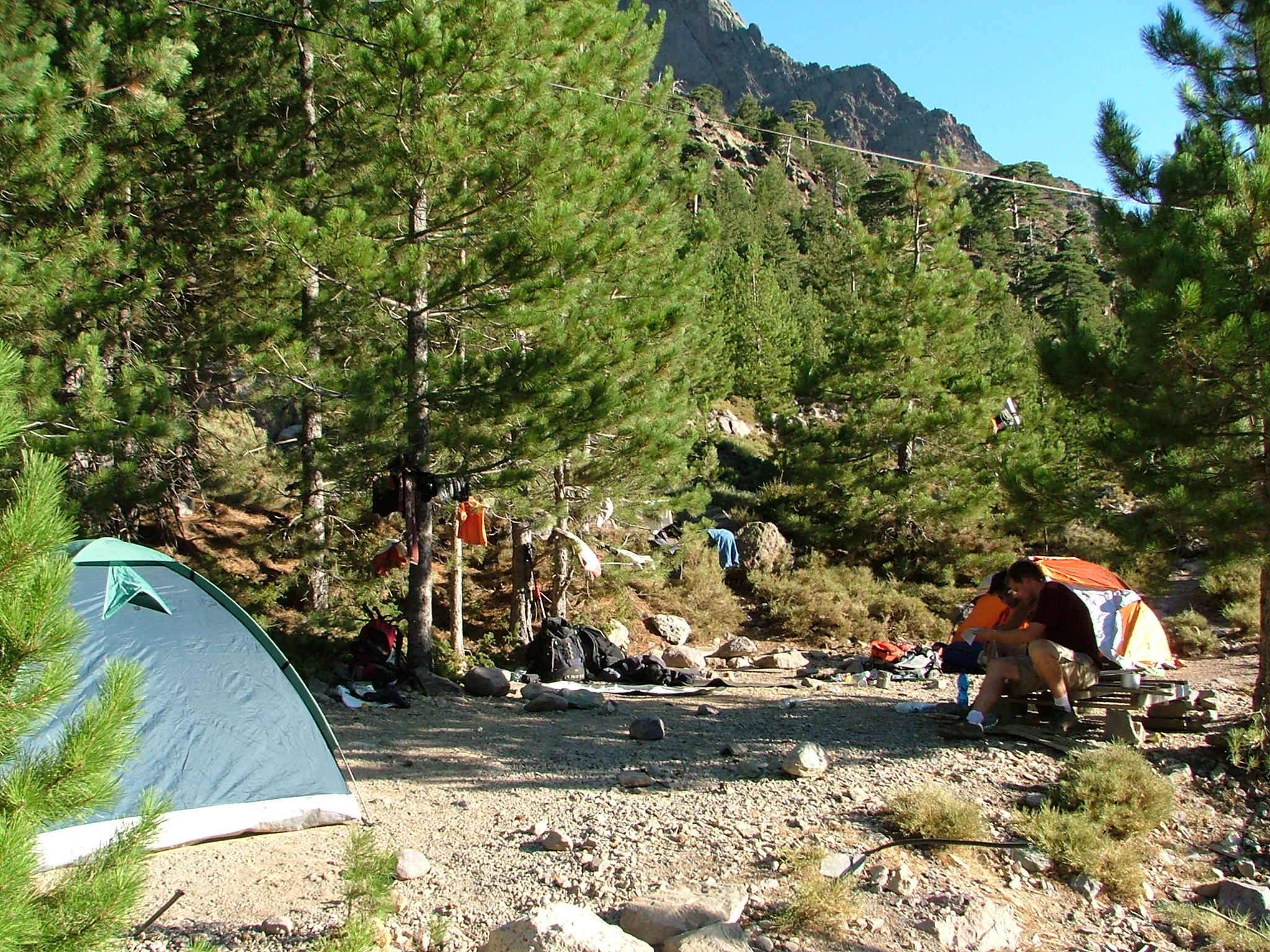 A toto už je 4. den ráno...Datel, Eliška a Ondra zůstávají a zbytek se od nich odtrhnem a po jedné etapě se pokusíme vyšplhat na Mt. Cinto(2706mnm)