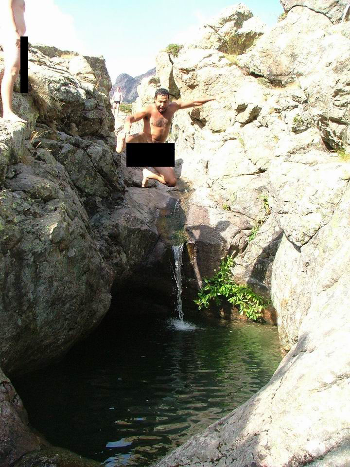 V údolí byl krásnej potuček s perfektníma lagunkama kterej uplně vybízek k vykoupání:))...ledový to sice bylo nechutně....ale kdo by odolal:))))...při zvětšení fotky si všimněte co všchno musel datel vyčernit aby zakril to co potřeboval:)))