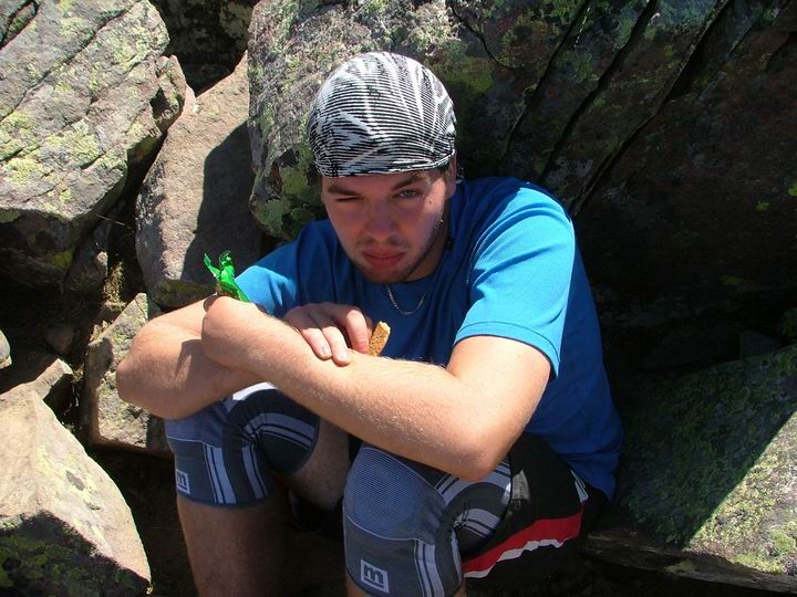 No a ondra už tak nadšenej nebyl...a hned jak dorazil sebou fláknul na zem a takhle seděl...musel sem ho trochu povzbudit a po pár ranách trekovou holí už začal i trochu komunikovat:)))))...no došla krize na sedláky:D