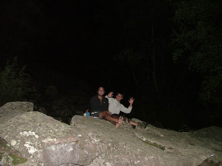 A tady už s mírou čekáme u postavenýho stanu na 2. Refuge...ondra, i když šel kousek za náma přišel až za šera...prý se ztratil:D..a šel nejakym potokem:D...Datel s eliškou ještě asi hodinu po něm....datlovi prý vynechávalo koleno nebo co...
