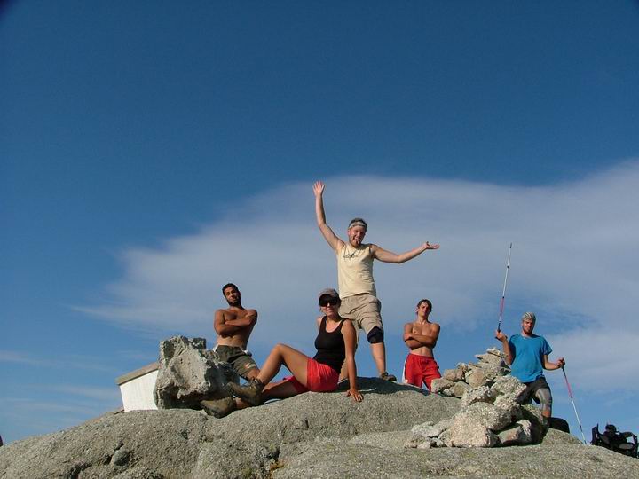 ...A vrcholové foto na ...Mt.Incudine...a kdybyste si někdy říkali že vrchol je pod křížem ( i když spadlym ) tak to neni pravda, je opravdu až nahoře  