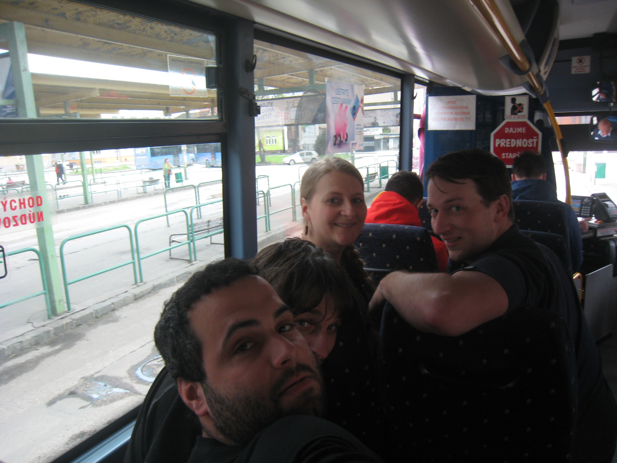 ...bus jsme stihli a setkali se z druhou půlkou výpravy. Stihli jsme i navštívit WC na nádraží. Už jste někdy platili za WC 0,2e a 4kč k tomu??:-D V Žilině to jde:-D.