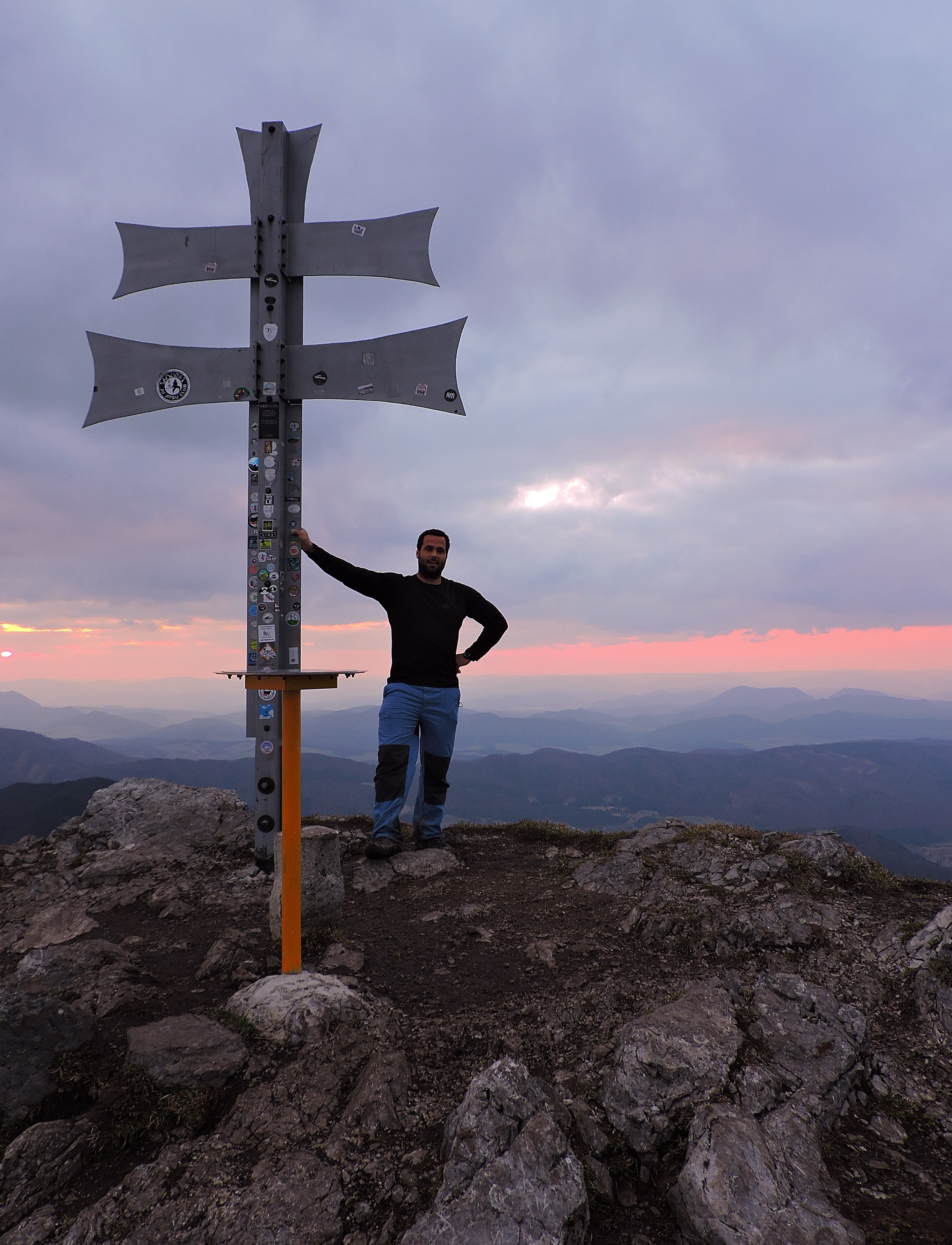 Klak (1352 m.n.m.). Dorazli jsme akorát na západ slunce.