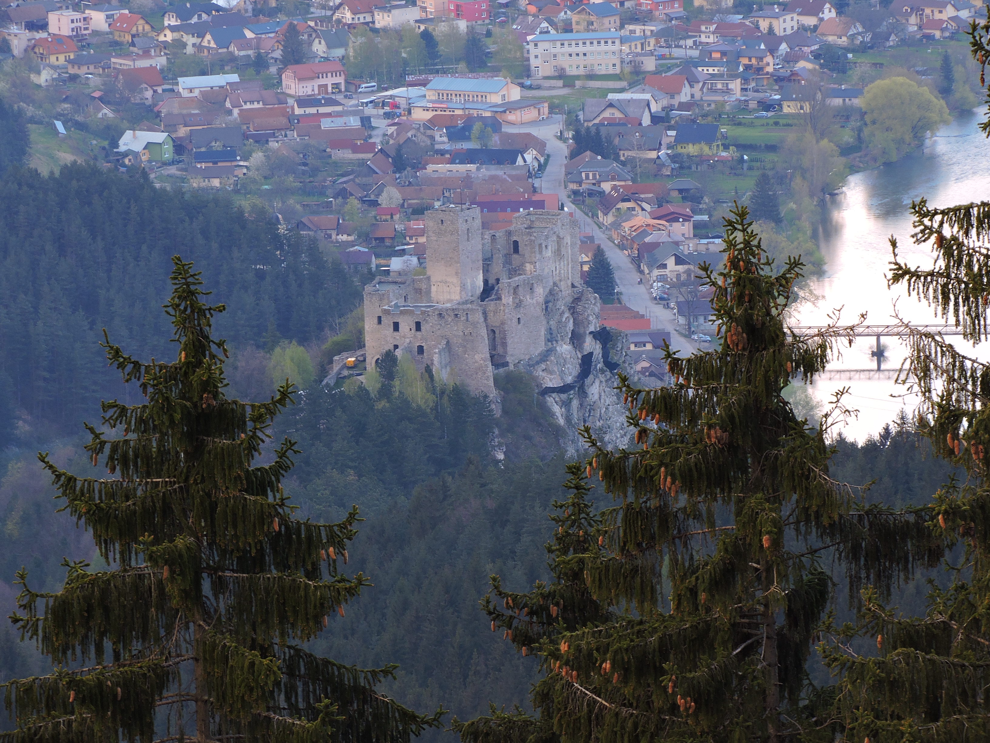 Hrad Strečno. To už klesáme do dolin, po sněhu již nejsou ani památky.