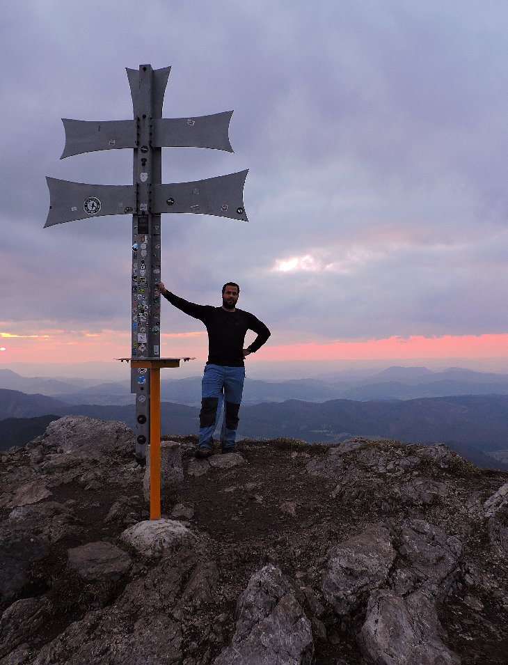 Klak (1352 m.n.m.). Dorazli jsme akorát na západ slunce.