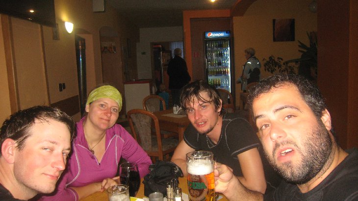 A to už jsme v hospodě a dáváme si zasloužené pivo a jídlo. Kuba s Anet jdou spát někam búhví kam a já s Radkem pokračujem do další hospody, do Mario Baru. Zde nás pozval nákej týpek na pivo (což bylo OK než si k nám přisednul:-D:-D), ale za chvíli zavírali, tak jsme vyrazili sami dál. Potkali jsme místní slečnu, která se nás po cca půl hodinovém rozhovoru zeptala jestli nejsme pár a poslala nás na disco (jakožto asi poslední otevřené místo), kam se nám původně moc nechtělo a šla radši domů:-D:-D.