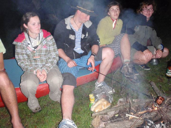 Buřtíky v kempu, tady nás opustila Terka s Anet a přidali se Ada s Rominem:-D