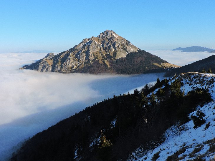 Velký Rozsutec a vlevo vykukuje Malý Rozsutec. Velký Rozsutec bývá zavřený od března do června (jak jsme si správně mysleli), kvůli hnízdění ptactva.