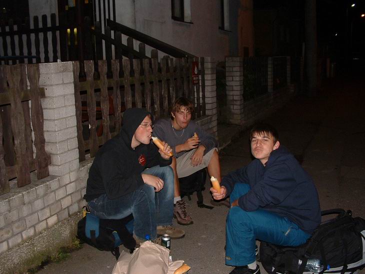 A tady už sedej před pekarnou v Zihli a žerou čerstvy chleba