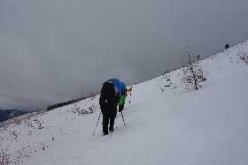 ...ale ne na dlouho, po chvílí začíná opět chcát. Začínáme stoupat se sedla cca 1250 m.n.m. na Rovnou Holu 1722 m.n.m.