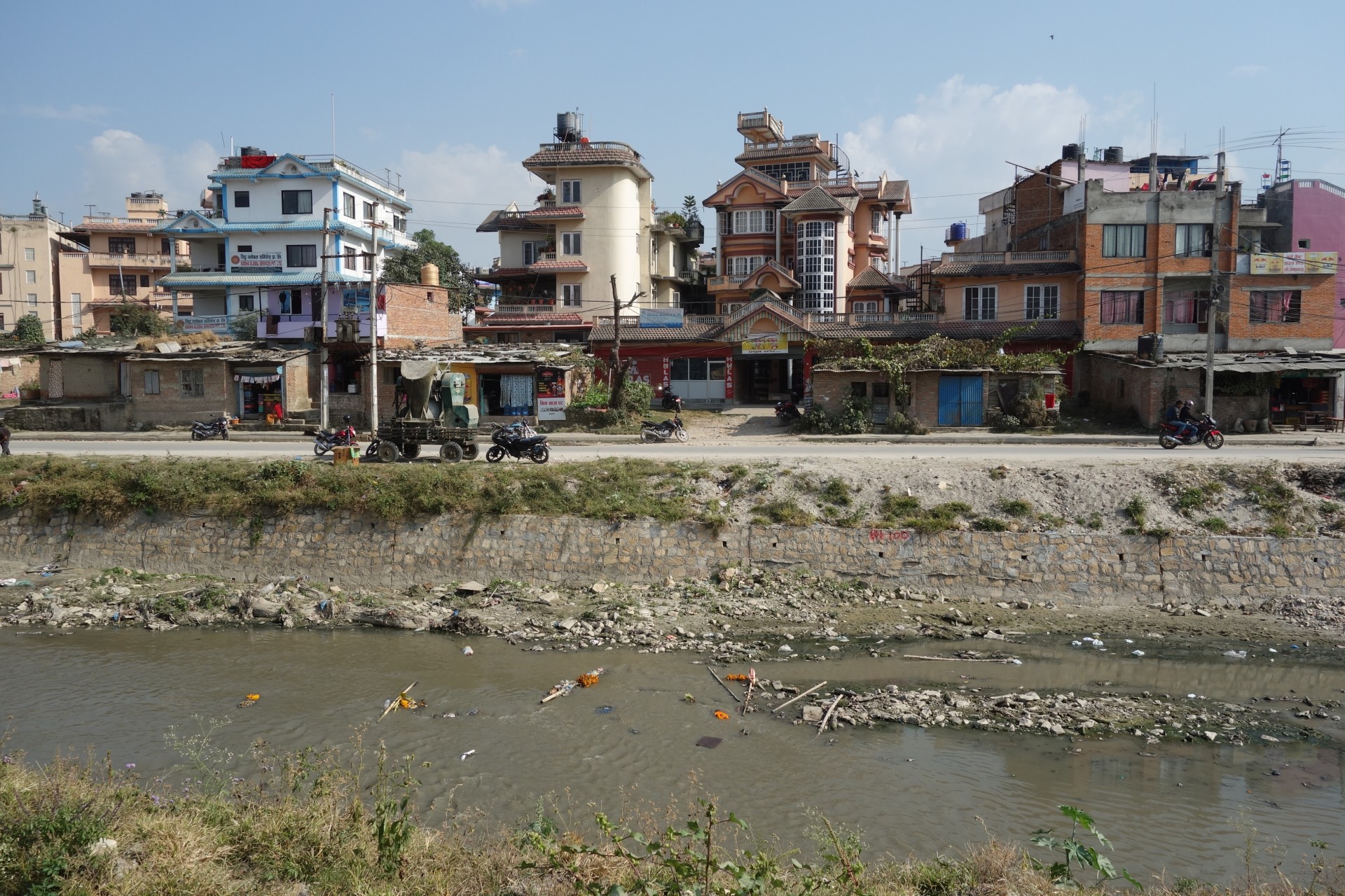 Samozřejmě jsme vyrazili na procházku po Kathmandu...Zde řeka sloužící jako kanalizace..