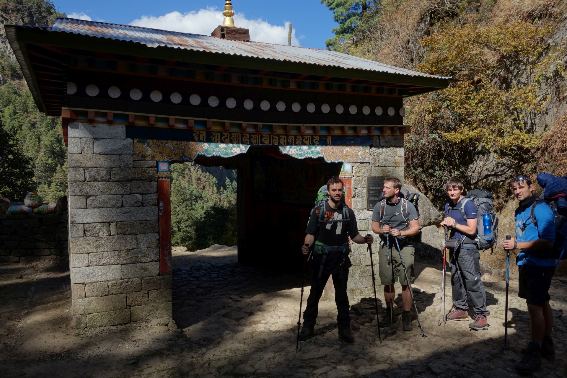 Míjíme vesnici Monjo a vcházíme do národního parku Sagarmatha.