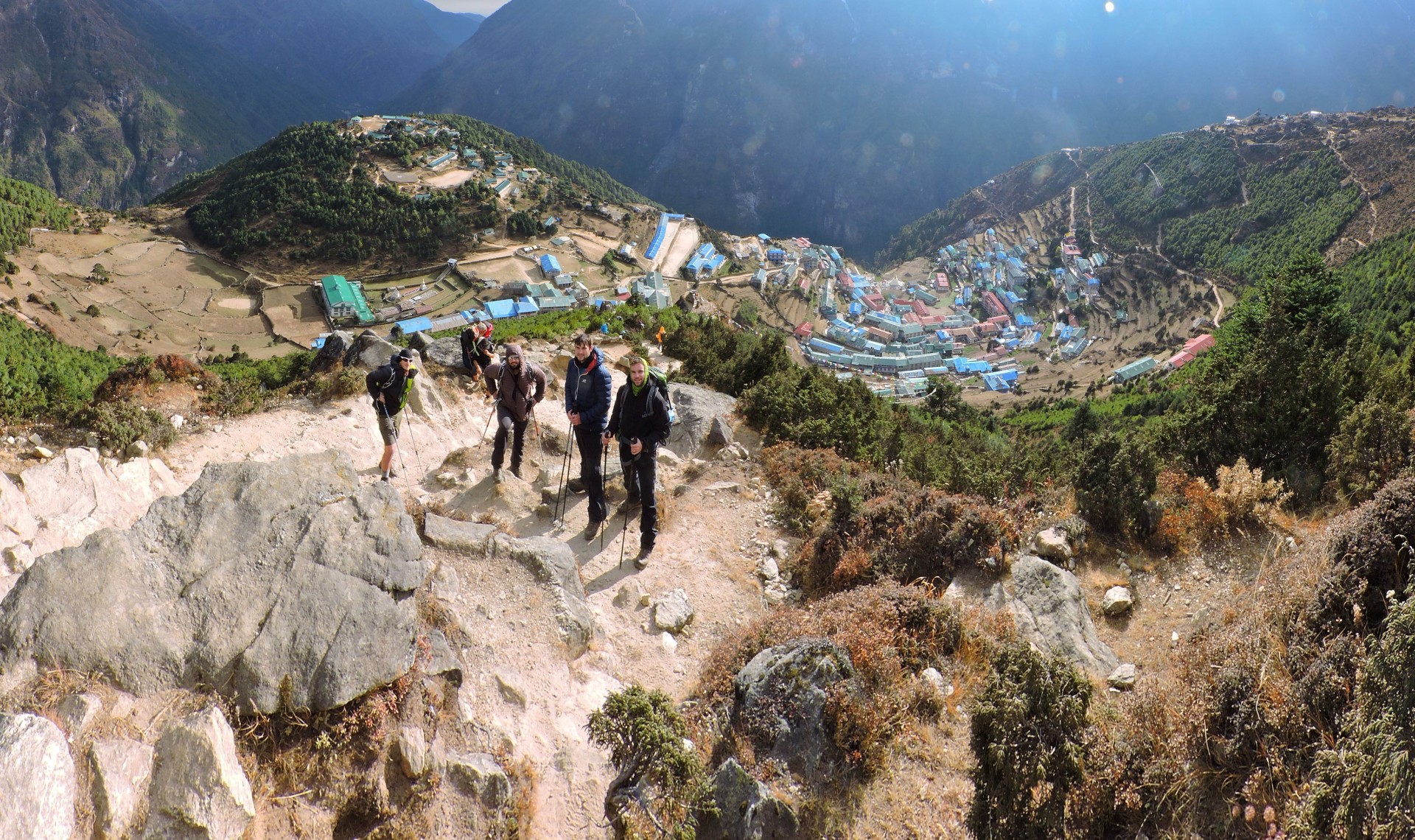 Scházíme zpět do Namche Bazar.