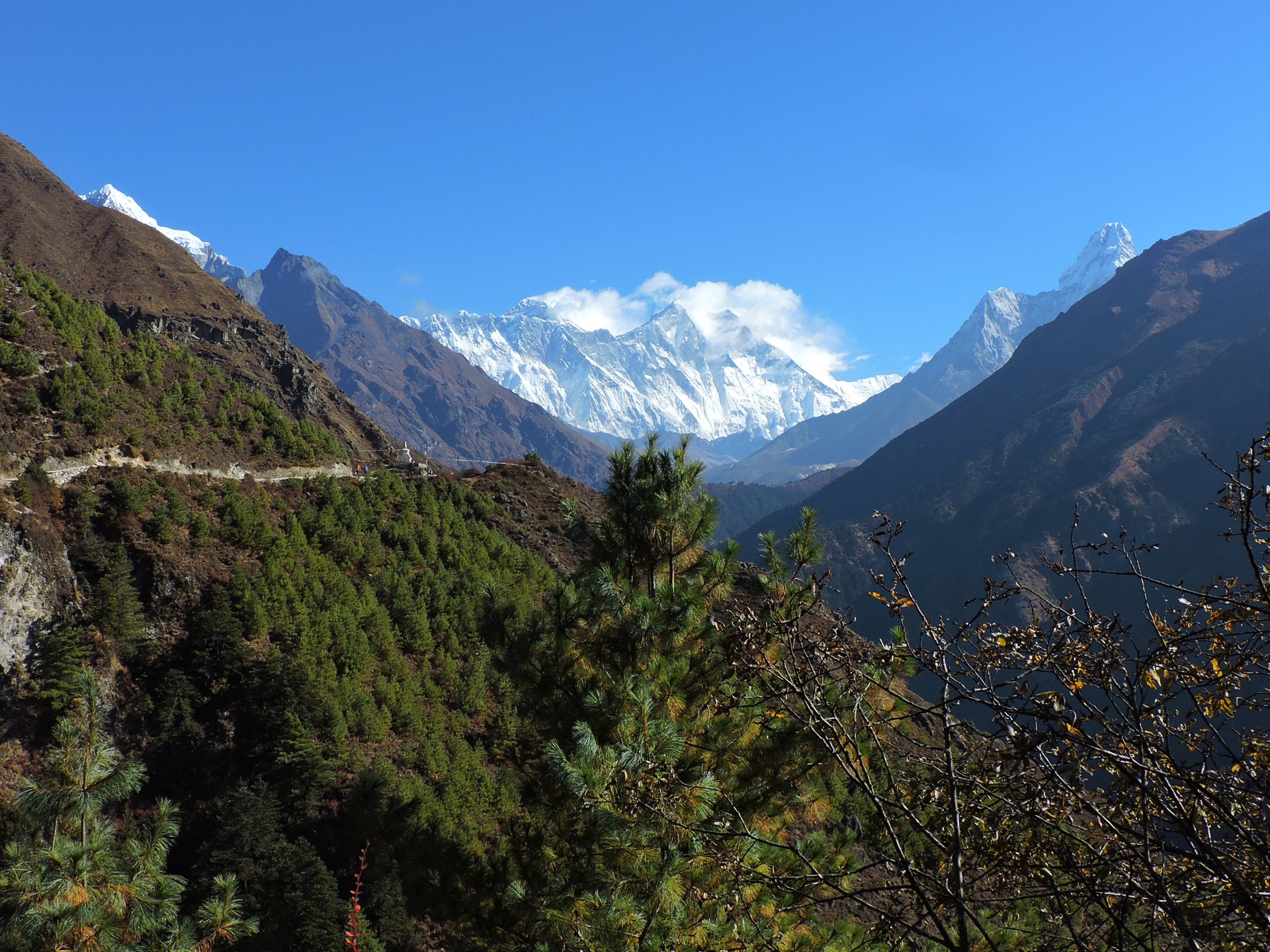 Everest (8648mnm) A vedle 7861 Vysoké Nuptse, Které zakrývá o něco menšího souseda Everestu Lhotse (8561mnm). Uplně vpravo Ama Dablam (6856)