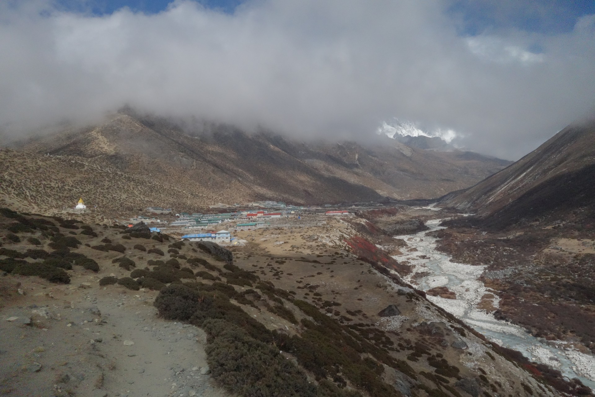 Po zaplacení jakési předrezervace na ubytování přicházíme do Dingboche ( 4350mnm). Chvíli hledáme vhodný guesthouse, ale nakonec se podaří...Spíme sice rozděleni ve dvou budovách a podmínky už jsou takové "horší", ale dá se to. Večer mě poprvé šíleně bolí hlava.
