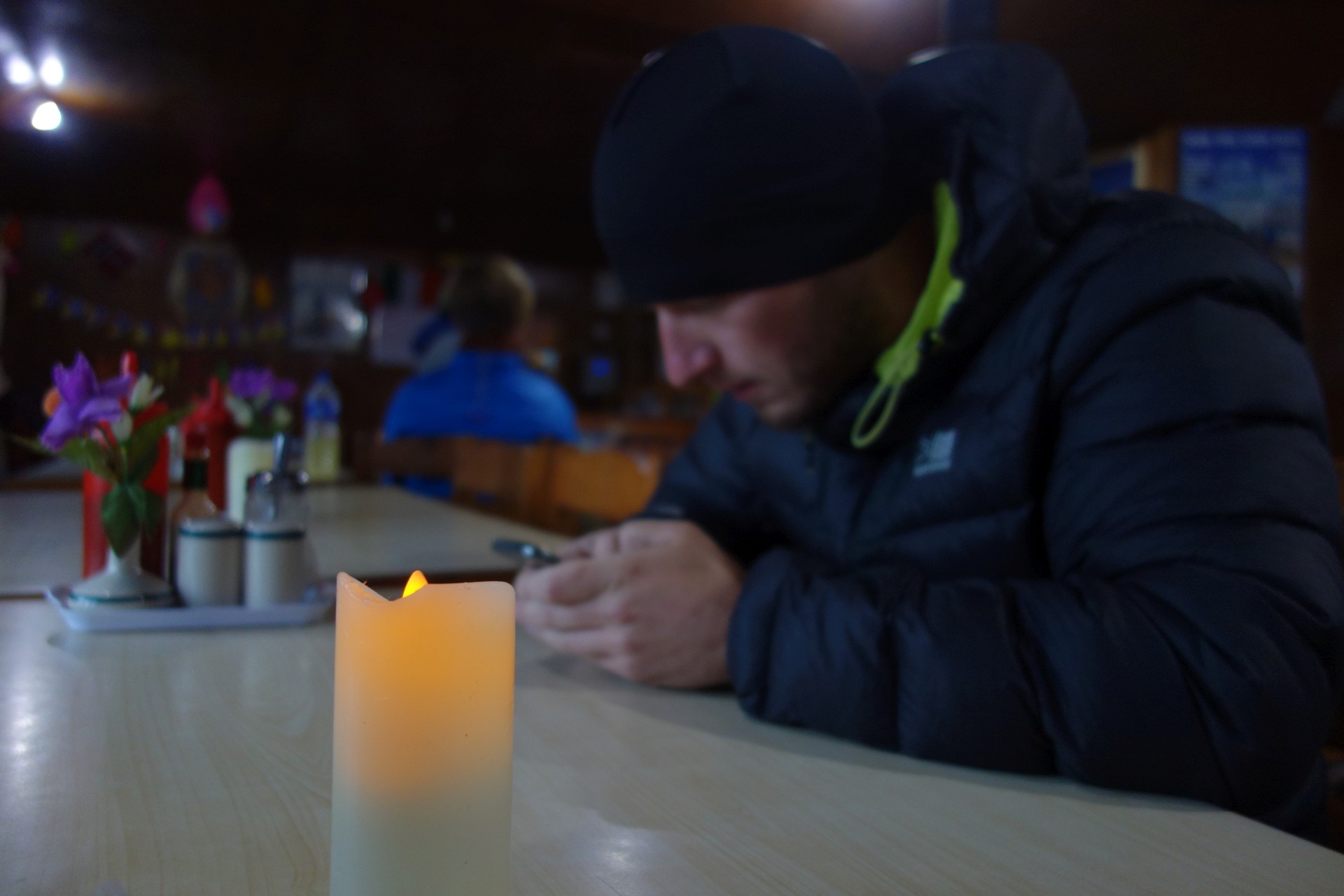 Večer sedíme, jíme, pijem...V guesthousech už je pěkná kosa. Všichni seděj v péřovkách. Kuba si platí Everest link a přestává si s náma povídat:D...Mírovi je blbě...