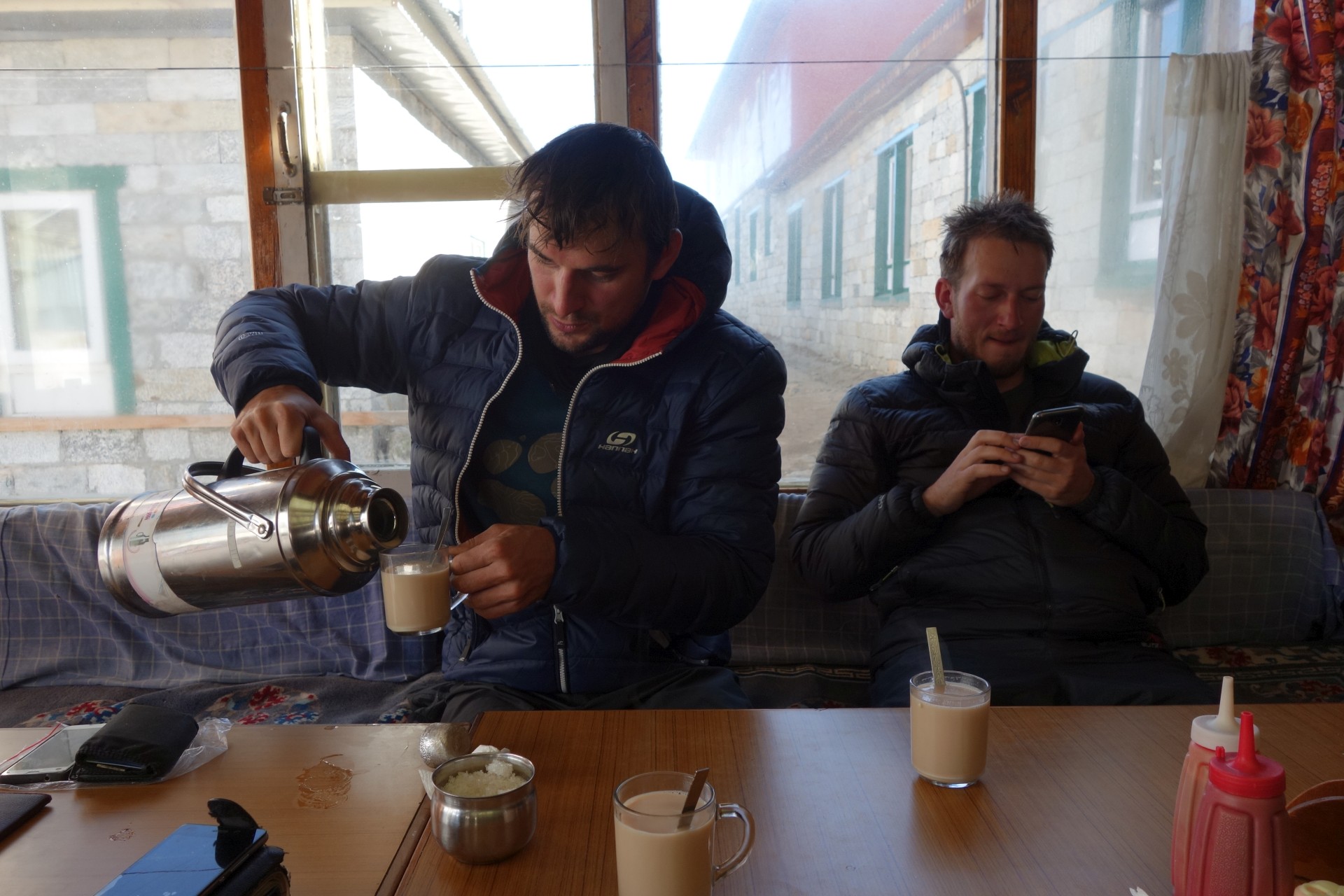 Komár právě nalévá masala tea z big potu....a Kuba má Everestlink:D. Po odpolední debatě s nějakým Italem, se rozhodujem to zítra nabombit a dojít do Everest BC, na Kalla Pathar a vrátit se zpět na Lobuche...Zdálo se to jako super nápad..:D