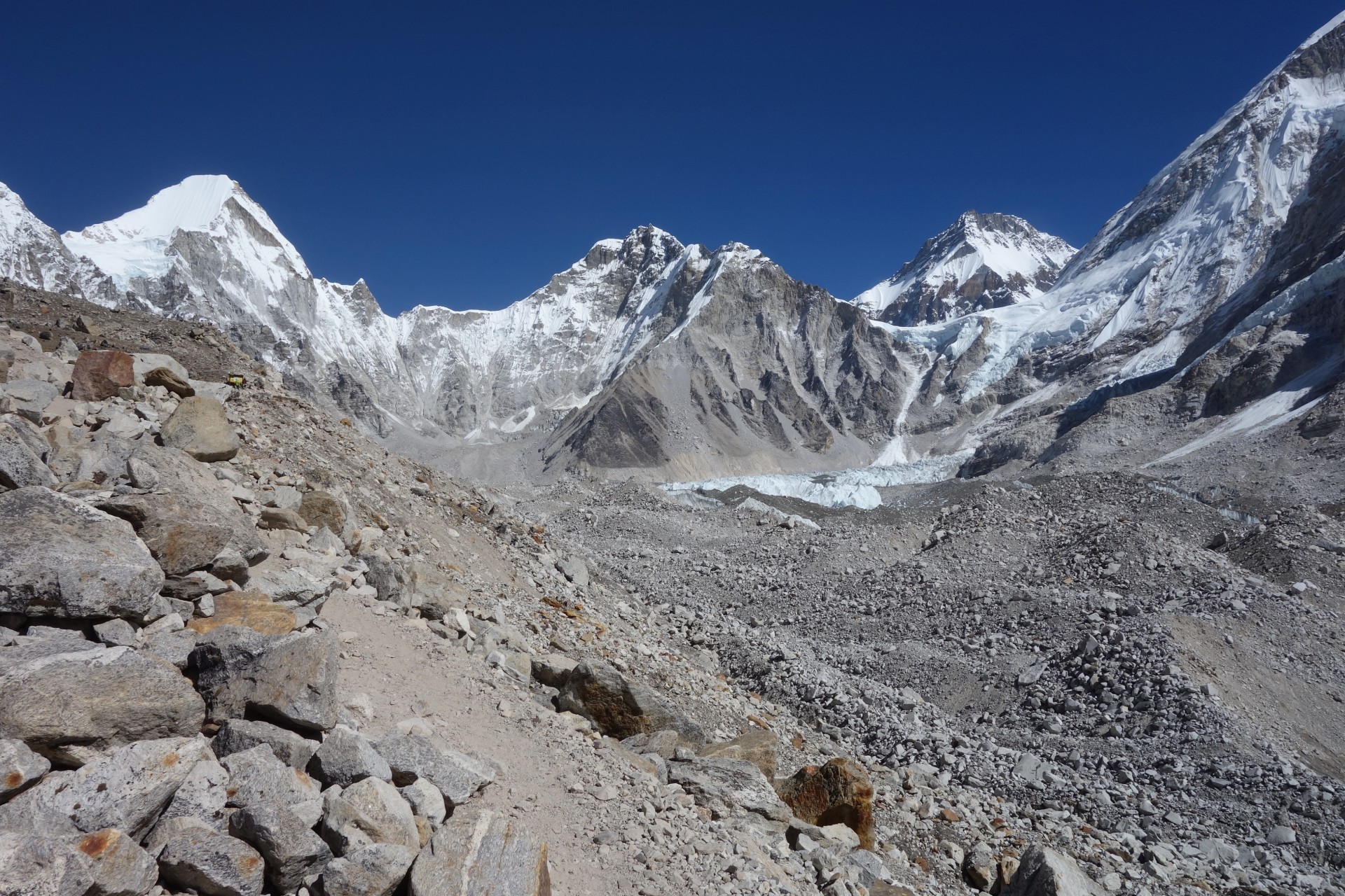 Tempo je kriticky pomalé. Jsme sevřeni nejvyššími horami na světě. Mt Everest odsud ale vidět není. Je schován za Nuptse. Vlevo je Lingtren (7161), uprostřed Khumbutse (6636) a v pravo Changtse (7543). Uplně v pravo je hřeben Nuptse. Za těmito horami už je Tibet.