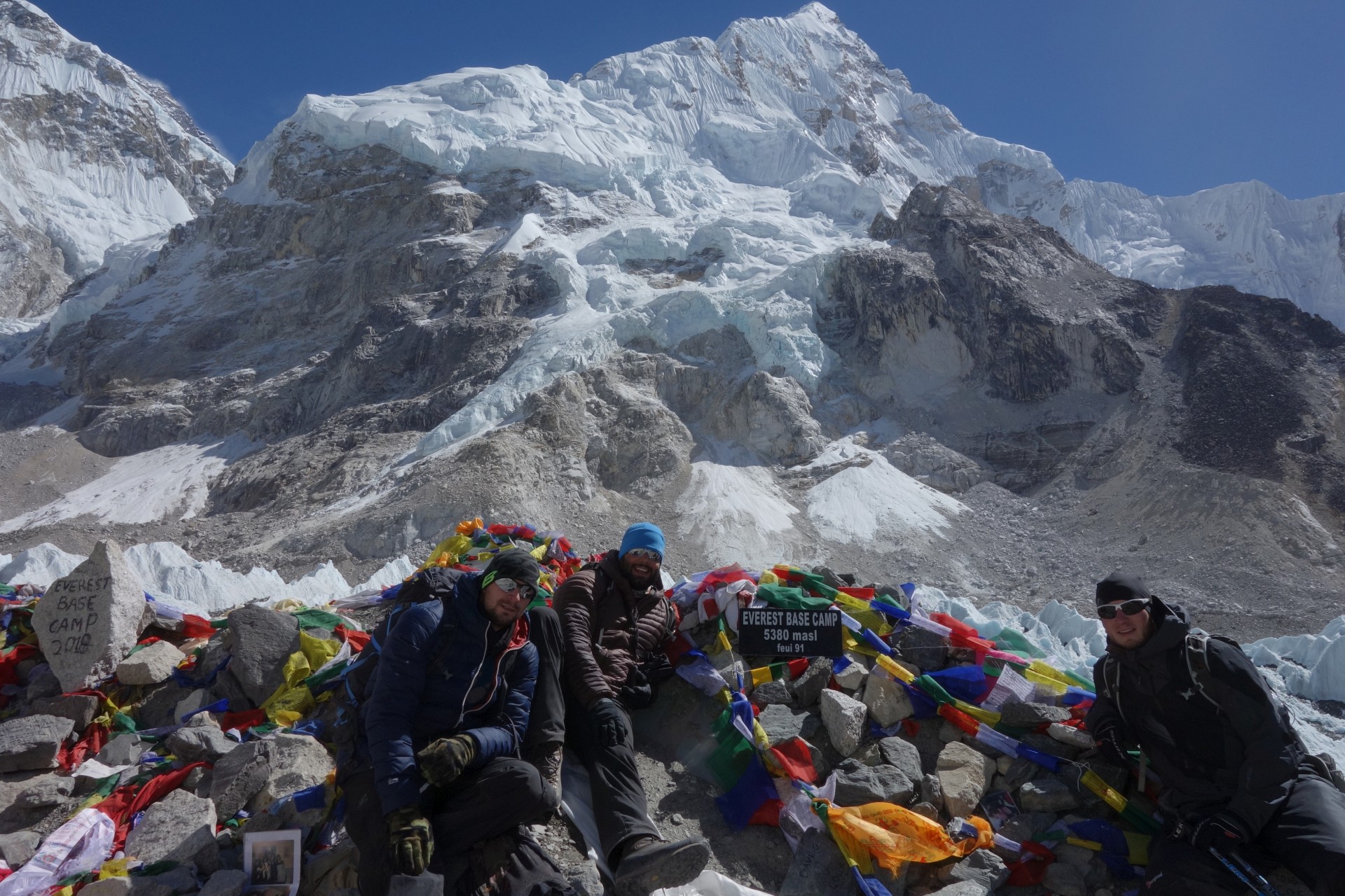 Jsme tam...V základním táboře hory Mount Everest, 5380 metrů vysoko. Dál už se bez povolení nesmí...V kempu v listopadu nikdo není...Horolezci sem přijedou až za půl roku. Z Everestu je odsud vidět jen tenký proužek uplně vlevo nahoře. Hora nad námi je Nuptse.