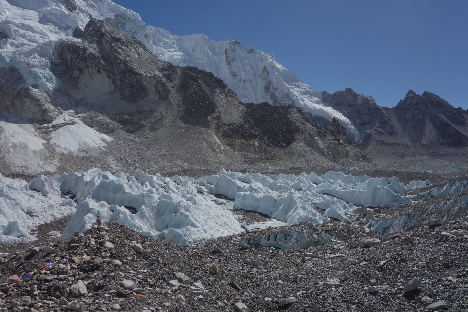 Base camp leží přímo na ledovci Khumbu. V podstatě to je jen hromada kamení na ledu. 