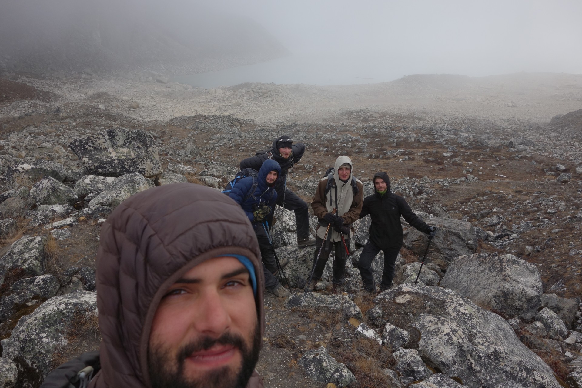 Venku se zatím pěkně zatáhlo. Místo plánovaného výšlapu na Gokyo Ri kluky ukecám aspon na procházku k dalšímu jezeru, které je ehmmm....někde za náma..:D