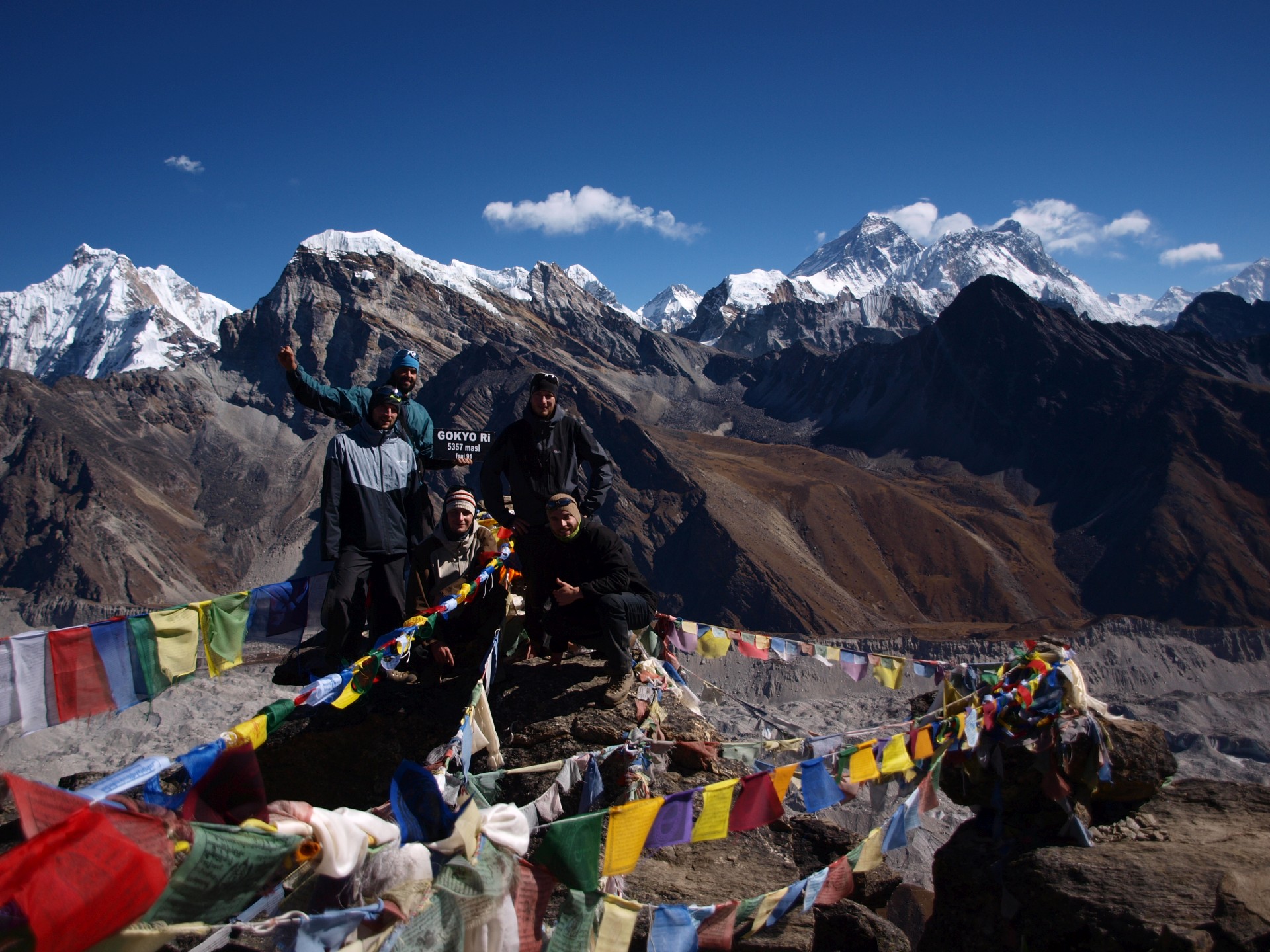 5357 metrů vysoké Gokyo Ri...Jsme tam..Za námi vpravo Everest a Lhotse..