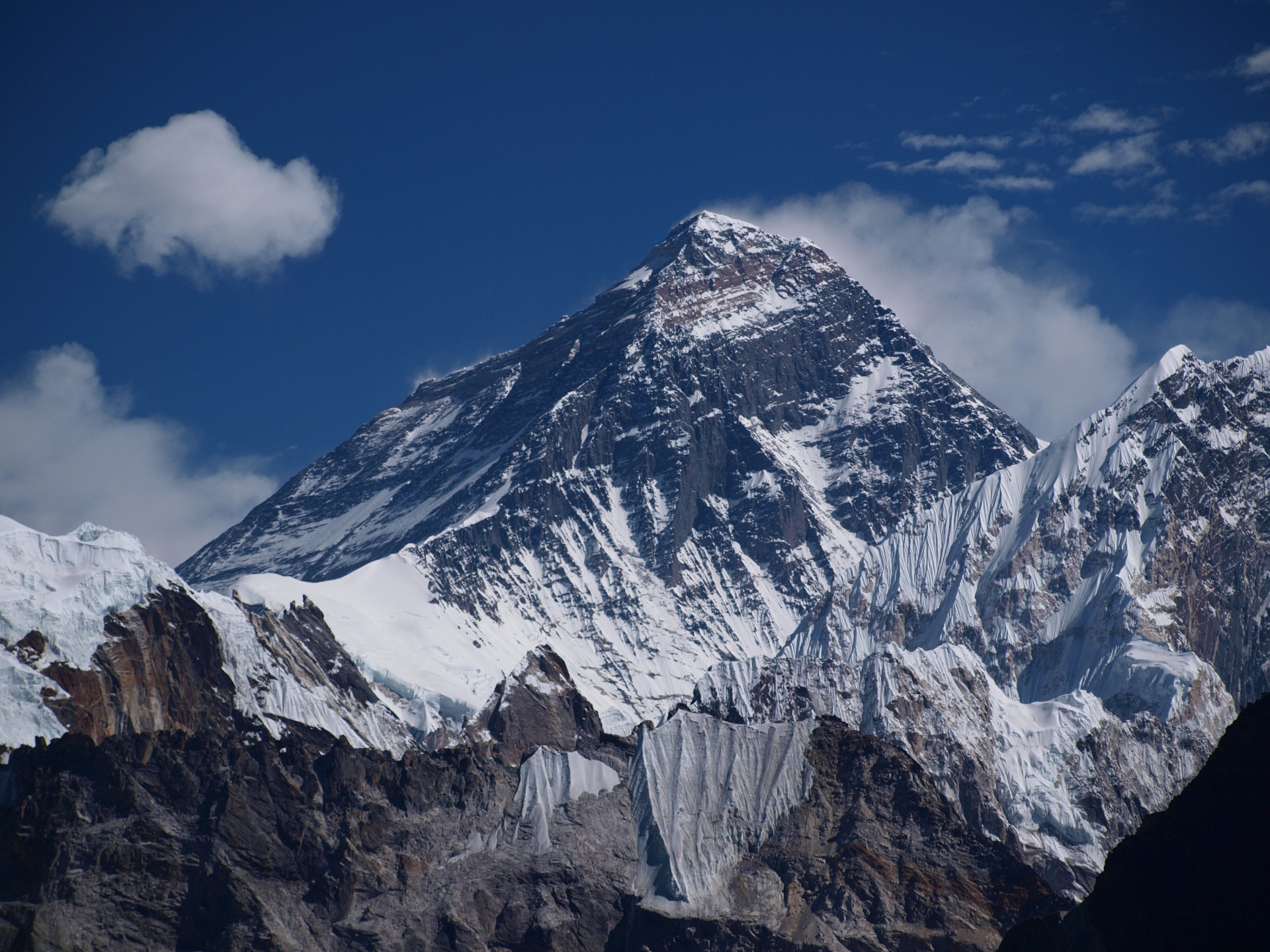 Mount Everest (Nepálsky Sagarmatha, Tibetsky Chomolungma) - 8848 metrů nad mořem...
