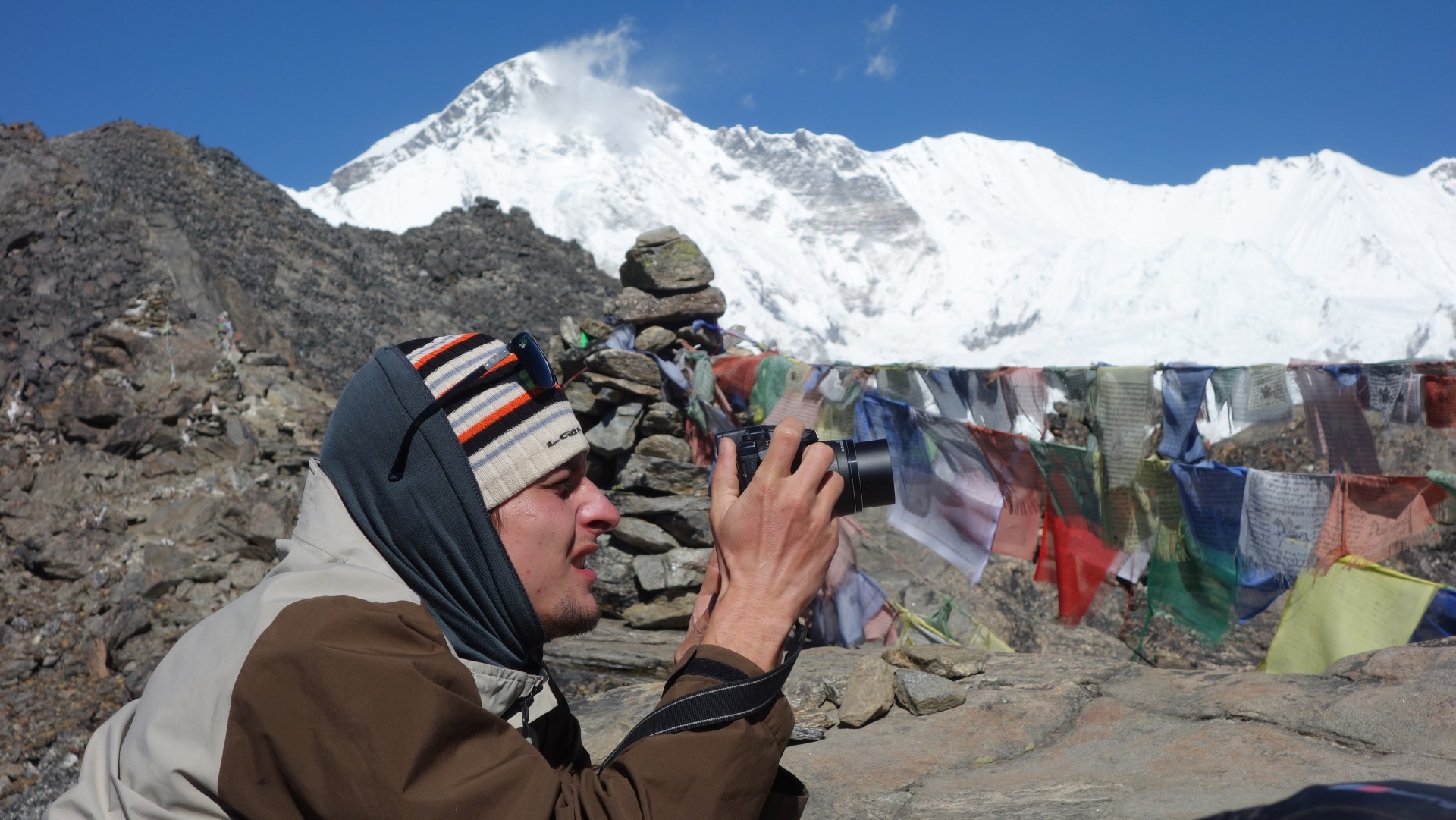 Míra fotí Everest a za ním je Cho Oyu...