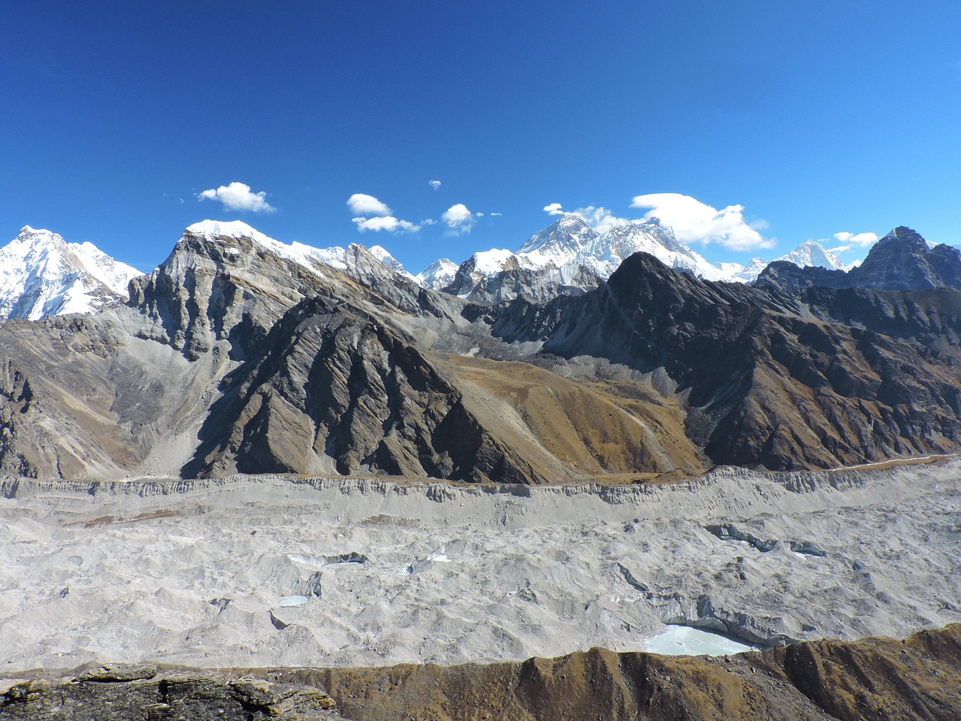 Uplne vpravo v dálce je ještě vidět další 8k vrchol - Makalu (8485). Z Gokya Ri jsou tedy vidět dokonce 4 osmitisícovky - Everest, Lhotse, Makalu a Cho Oyu...