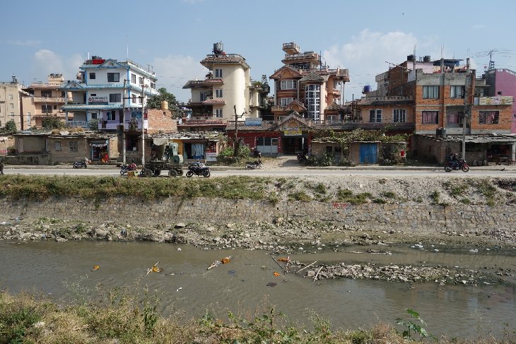 Samozřejmě jsme vyrazili na procházku po Kathmandu...Zde řeka sloužící jako kanalizace..