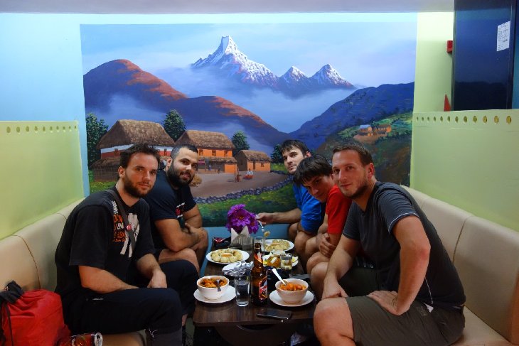My nakonec zkoušíme lépe vypadající fastfood a ochutnáváme místní jídlo MOMO knedlíčky :D