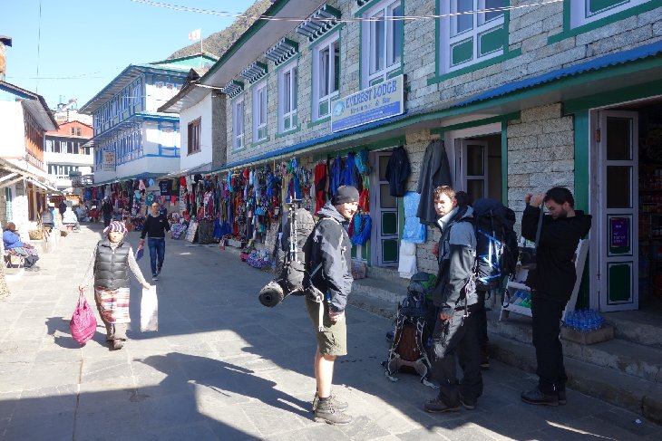 Ulice v Lukle vzdáleně připomíná vietnamskou tržnici. Jen všude mají oblečení těch nejlepších outdoorových značek...Samozřejmě samé originály:D...Nechybí čelovky Petzel, oblečení Jake Wolfking a podobné světoznámé značky:D