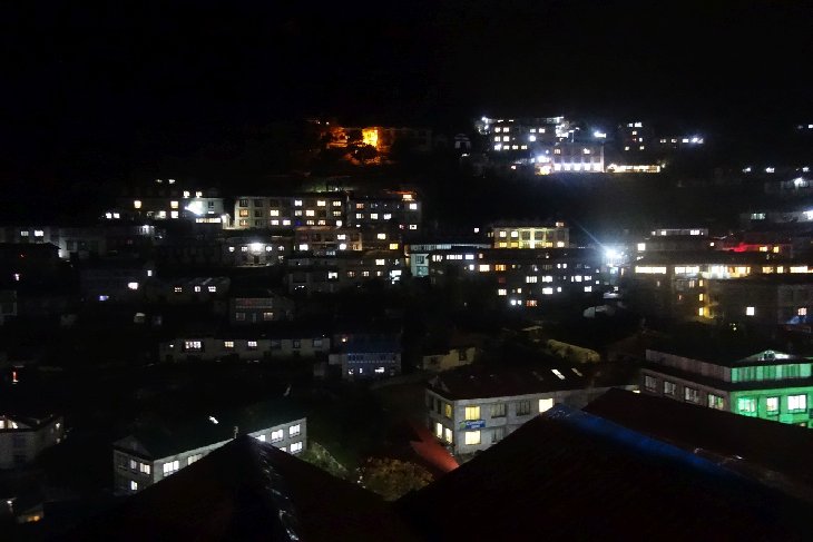 Výhled z okna na noční Namche Bazar.