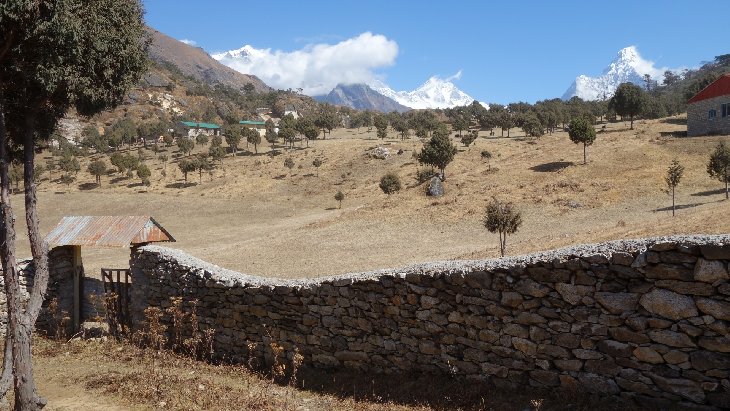 Poprvé se nám ukazuje 6856 metrů vysoký Ama Dablam. Je to pravděpodobně nejnezaměnitelnější hora v okolí. Výhled na ní budem mít ještě několik dní...
