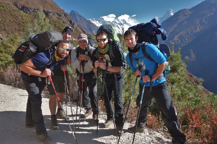 2.11. Je ráno, je jasno a tak jakmile zacházíme za zatáčku objevuje se za námi poprvé Mount Everest. Už mužem domu:D