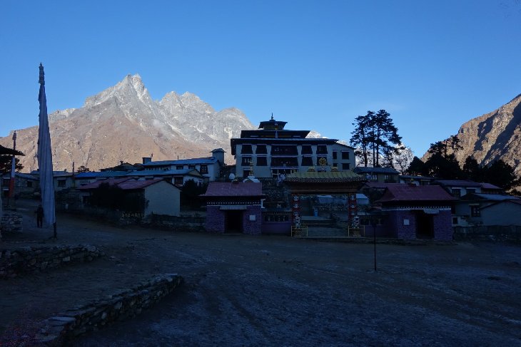 3.11. A my vyrážíme do Dingboche. Zde ještě ranní pohled na kláštěr v Tingboche.