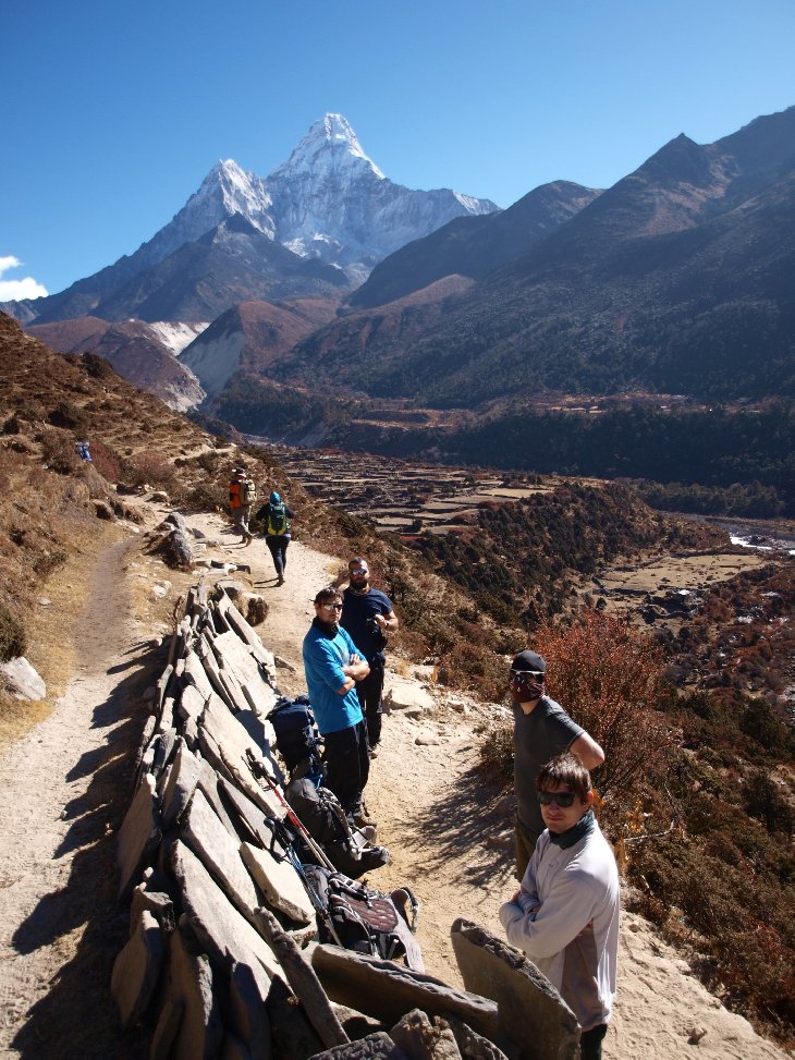 Před námi je pořád Ama Dablam.