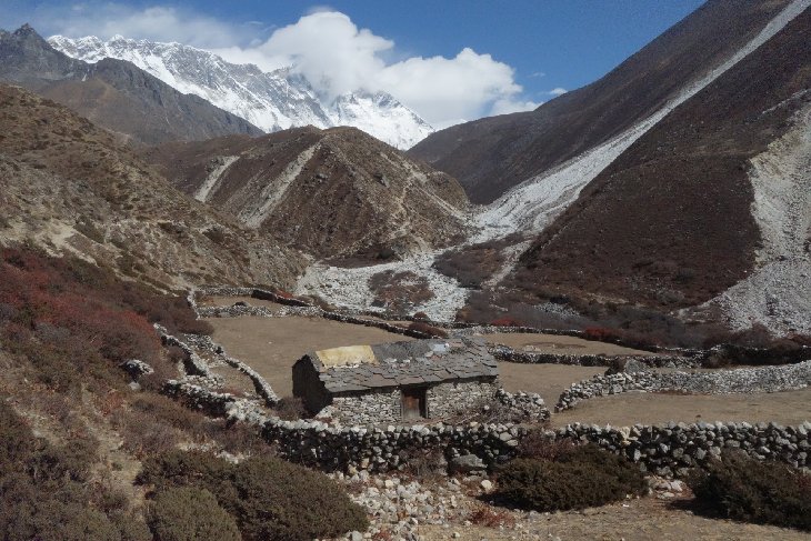 I na Everest treku občas narazíte na původní obydlí z dob kdy tu byli jen pastevci..
