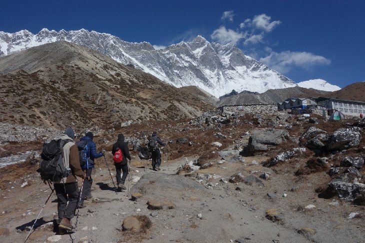 Nad námi se ukazuje z leva Nuptse a Lhotse. Everest je zakryt právě hřebenem Nuptse.