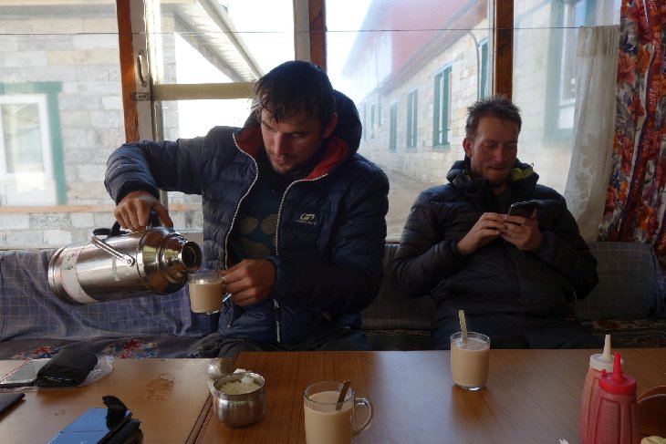 Komár právě nalévá masala tea z big potu....a Kuba má Everestlink:D. Po odpolední debatě s nějakým Italem, se rozhodujem to zítra nabombit a dojít do Everest BC, na Kalla Pathar a vrátit se zpět na Lobuche...Zdálo se to jako super nápad..:D