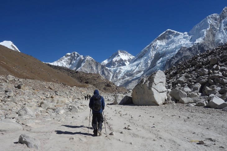 My ale kolem Gorak shepu jen projdem a pokračujem dál podél ledovce na Base Camp Everestu.