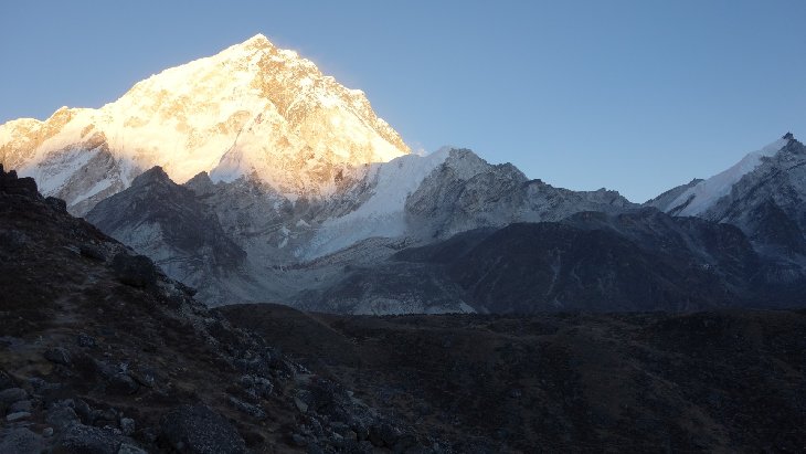 Dole na Gorak Shepu jsme počkali na Kubu, kterej došel na vrchol chvíli po nás a vyrazili do Lobuche. Jakmile slunce zapadlo, tak už byla pěkná kosa...Do Lobuche dorážíme za tmy a máme toho opravdu dost.