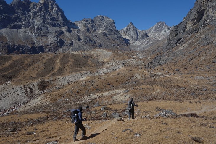 Jdeme do Dzonglhy (4800)...To je z Lobuche opravdu kousek, ale měli bychom se tam sejít s Mírou a Falcou. Mírovi už je lépe a tak s námi budou pokračovat...Někde mezi těmi vrcholky je obávaný Cho La pass...