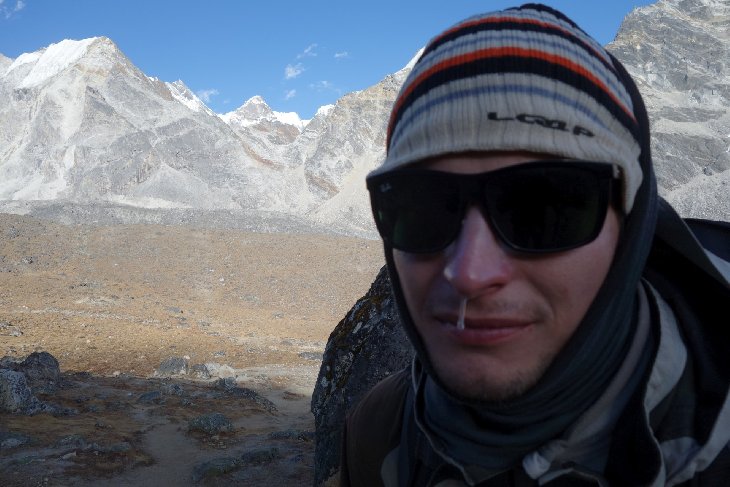 A už se neválíme...Z Cho la passu se jde dolu nepřijemnou sutí a Mírovi z toho až vylítla nudle z nosu..