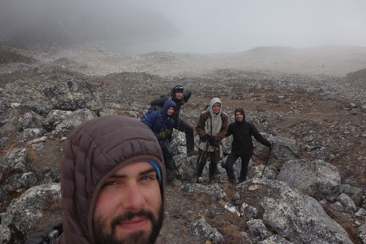 Venku se zatím pěkně zatáhlo. Místo plánovaného výšlapu na Gokyo Ri kluky ukecám aspon na procházku k dalšímu jezeru, které je ehmmm....někde za náma..:D